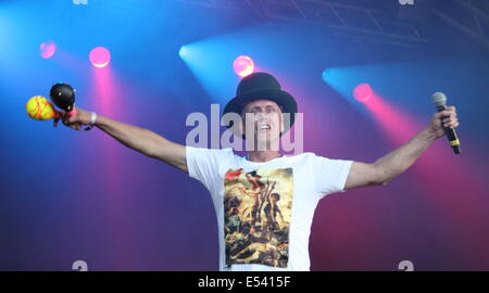 Nottingham East Midlands, UK.  19. Juli 2014. "Bez", (Mark Berry), schüttelt seine Maracas, während er mit den Happy Mondays Wollaton Hall Pracht Festival durchführt. Stockfoto