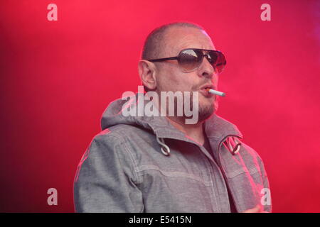 Nottingham East Midlands, UK.  19. Juli 2014.  Shaun Ryder raucht eine E-Zigarette, während live auf der Bühne mit den Happy Mondays Pracht-Festival auf dem Gelände des Wollaton Hall in Nottingham. Stockfoto