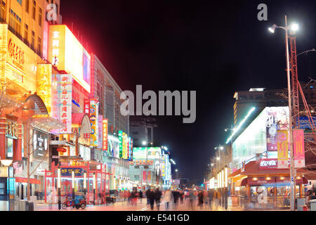 Peking, CHINA - APR 1: Wangfujing Einkaufsstraße in der Nacht vom 1. April 2013 in Peking. Es ist eines der berühmtesten Einkaufsstraßen in der Hauptstadt und dem Wirt des 280 berühmten Beijing Marken Shops Stockfoto