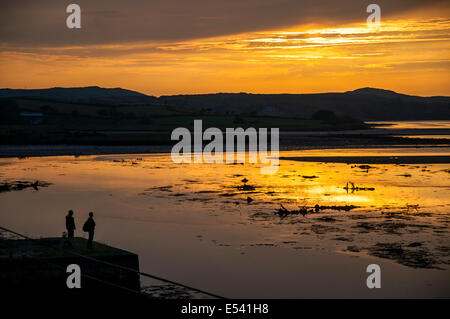 Zwei Menschen, die den Sonnenuntergang über Loughros Punkt Ardara County Donegal Ireland Stockfoto