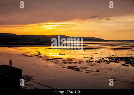 Einzelne Person, die den Sonnenuntergang über Loughros Punkt Ardara County Donegal Ireland Stockfoto