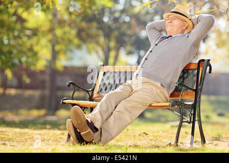 Entspannte Rentner sitzen auf einer Bank im park Stockfoto