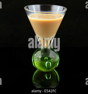 Ein kleines Glas mit leckeren irischen Sahnelikör Stockfoto