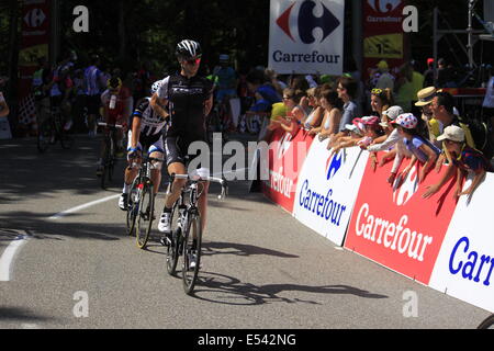 Col de Palaquit, Frankreich. 18. Juli 2014. 13. Etappe der Tour de France-Saint-Etienne - Chamrousse in den Alpen. Während dieses Stadiums überqueren die Fahrer den Col de Palaquit in den Bergen Chartreuse. Sarcenas, Sappey, Frankreich Credit: Thibaut/Alamy Live-Nachrichten Stockfoto