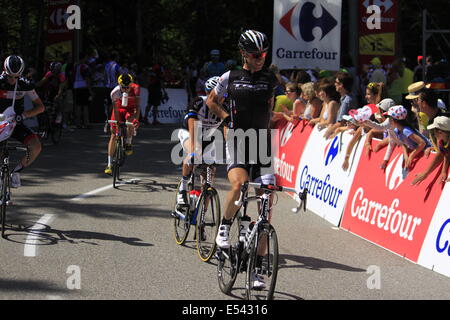 Col de Palaquit, Frankreich. 18. Juli 2014. 13. Etappe der Tour de France-Saint-Etienne - Chamrousse in den Alpen. Während dieses Stadiums überqueren die Fahrer den Col de Palaquit in den Bergen Chartreuse. Sarcenas, Sappey, Frankreich Credit: Thibaut/Alamy Live-Nachrichten Stockfoto