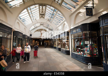 Großbritannien, England, Worcestershire, Worcester, Broad Street, Crown Gate Shopping Center Geschäfte, schwarze Birne Baum Skulptur Stockfoto