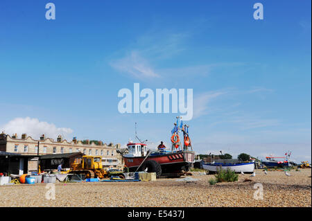 Ansichten rund um die Küste von Suffolk und Fischerei Resort von Aldeburgh Angelboote/Fischerboote am Strand mit Fischer und seine Netze Stockfoto