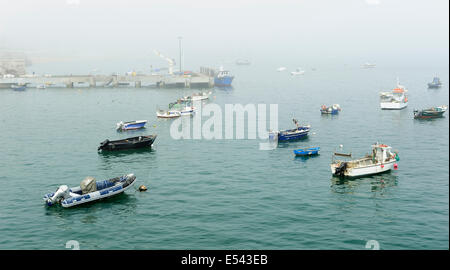 Morgennebel am Fischereihafen in Cascais, Portugal Stockfoto