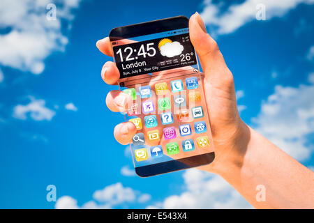 Futuristische Smartphone (Phablet) mit einem transparenten Display in Menschenhand. Tatsächliche zukünftige innovative Konzeptideen und beste tech Stockfoto
