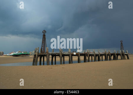 Die Überreste eines hölzernen Pier am Strand von Lytham St Annes in Lancashire Stockfoto