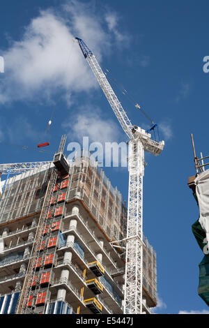 Kran in den Bau eines neuen Wolkenkratzers verwendet wird. Stockfoto