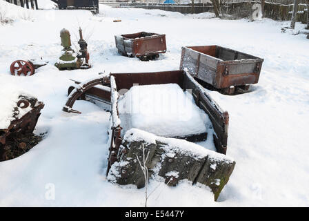Schneebedeckte Eisenbahnmaterial. Stockfoto