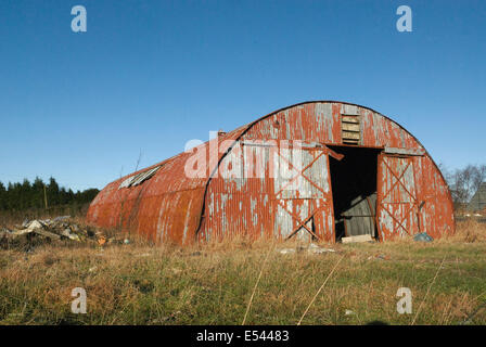 Verfallene Rusty Red Barn in der Nähe von Glasgow Stockfoto