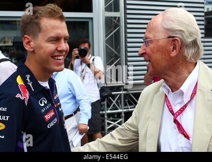 Hockenheim, Deutschland. 20. Juli 2014. Deutsche Formel1-Fahrer Sebastian Vettel (L) von Team Red Bull, ehemaliger Vorsitzender des Vorstands der Automobilhersteller Mercedes Juergen Hubbert spricht, wie sie im Fahrerlager vor dem Start des TheFormula 1 Grand Prix von Deutschland auf dem Hockenheimring Rennstrecke in Hockenheim, Deutschland, 20. Juli 2014. Foto: Jens Büttner/Dpa/Alamy Live News Stockfoto