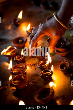 Brennende Kerzen im indischen Tempel. Diwali-das Fest der Lichter. Stockfoto