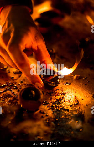 Brennende Kerzen im indischen Tempel. Diwali-das Fest der Lichter. Stockfoto