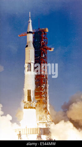 Die 363-Füße hoch Saturn V Rakete startet auf der Apollo 11-Mission vom Pad A, Launch Complex 39, Kennedy Space Center, um 9:32 Uhr EDT 16. Juli 1969 in Cape Canaveral, Florida. An Bord sind das Raumschiff Apollo 11 Astronauten Neil A. Armstrong, Kommandant; Michael Collins, Befehl Modul-Pilot; und Edwin E. Aldrin Jr., Pilot der Mondlandefähre. Apollo 11 war der Vereinigten Staaten erste Mondlandung Mission. Stockfoto