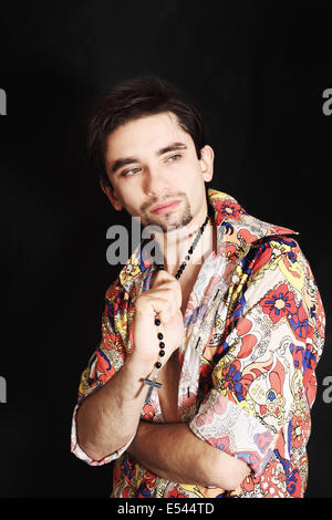 Porträt von stilvollen junger Mann auf einem schwarzen Hintergrund Stockfoto