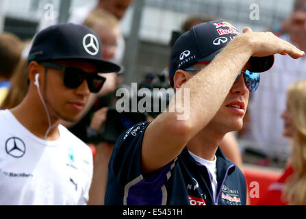 Hockenheim, Deutschland. 20. Juli 2014. Deutsche Formel1-Fahrer Sebastian Vettel von Red Bull und britischer Formel-1-Fahrer Lewis Hamilton Mercedes AMG während des Fahrers Parade vor den Formel 1 Grand Prix von Deutschland auf der Rennstrecke Hockenheimring in Hockenheim, Deutschland, 20. Juli 2014. Foto: David Ebener/Dpa/Alamy Live News Stockfoto