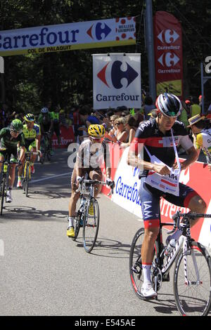 Col de Palaquit, Frankreich. 18. Juli 2014. 13. Etappe der Tour de France-Saint-Etienne - Chamrousse in den Alpen. Während dieses Stadiums überqueren die Fahrer den Col de Palaquit in den Bergen Chartreuse. Sarcenas, Sappey, Frankreich Credit: Thibaut/Alamy Live-Nachrichten Stockfoto