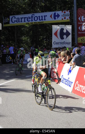 Col de Palaquit, Frankreich. 18. Juli 2014. 13. Etappe der Tour de France-Saint-Etienne - Chamrousse in den Alpen. Während dieses Stadiums überqueren die Fahrer den Col de Palaquit in den Bergen Chartreuse. Sarcenas, Sappey, Frankreich Credit: Thibaut/Alamy Live-Nachrichten Stockfoto