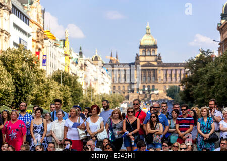 Massen von Menschen, Gruppe von Touristen auf dem Wenzelsplatz in Prag. Nationalmuseum Tschechische Republik Stockfoto