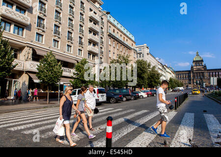 Touristen auf einem Zebrastreifen, Hotel Jalta am Wenzelsplatz, Prag Tourismus Tschechische Republik Stockfoto