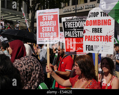 Tausende von pro-palästinensische Demonstranten versammeln sich gegenüber der israelischen Botschaft in London.  Juli 2014 Stockfoto