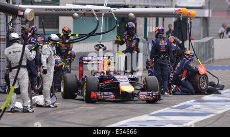 Hockenheim, Deutschland. 18. Juli 2014. Deutsche Formel 1 Fahrer Sebastian Vettel vom Team Red Bull bei einem Stopp in der Grube in der deutschen Formel 1 Grand Prix auf dem Hockenheimring in Hockenheim, Deutschland, 18. Juli 2014 zu verfolgen. Foto: DAVID EBENER/Dpa/Alamy Live News Stockfoto