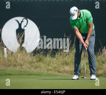 Hoylake, UK. 20. Juli 2014. Die Open Golf Championship, die letzte Runde. Henrik STENSON [SWE] putts Credit: Action Plus Sport/Alamy Live News Stockfoto