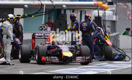 Deutsche Formel 1 Fahrer Sebastian Vettel vom Team Red Bull bei einem Stopp in der Grube in der deutschen Formel 1 Grand Prix auf dem Hockenheimring in Hockenheim, Deutschland, 18. Juli 2014 zu verfolgen. Foto: DAVID sollte/dpa Stockfoto