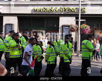 London, UK. Tausende von pro-palästinensische Demonstranten versammeln sich gegenüber der israelischen Botschaft in London.  Juli 2014 Stockfoto