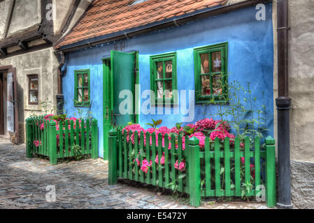 Goldenes Gässchen (Zlata Ulicka in Tschechien), die Straße von kleinen Häusern, gebaut im Stil des Manierismus am Ende des 16. Jahrhunderts, Prag Stockfoto