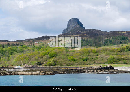 Der Sgurr Eigg von der Fähre in Galmisdale Bay, Insel Eigg, Scotland, UK. Stockfoto