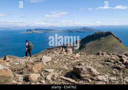 Die Insel Eigg und Bheinn Nan Stac, vom südlichen Grat des Askival in den Rum Cuillin Hills, Isle of Rum, Schottland, Vereinigtes Königreich Stockfoto