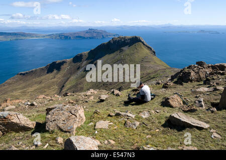 Die Insel Eigg und Bheinn Nan Stac, vom südlichen Grat des Askival in den Rum Cuillin Hills, Isle of Rum, Schottland, Vereinigtes Königreich Stockfoto