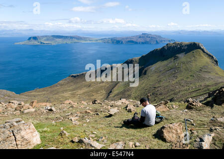 Die Insel Eigg und Bheinn Nan Stac, vom südlichen Grat des Askival in den Rum Cuillin Hills, Isle of Rum, Schottland, Vereinigtes Königreich Stockfoto