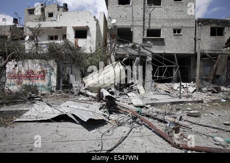 Gaza-Stadt, Gazastreifen, Palästina. 20. Juli 2014. Asche Shuja'iyeh Nachbarschaft nach dem Bereich war stark bombardiert und geschält seit der vergangenen Nacht. Der 13. Tag der Operation in der Brandung ist der tödlichste Tag in der Enklave in fünf Jahren. Bildnachweis: Eloise Bollack/ZUMA Draht/Alamy Live-Nachrichten Stockfoto