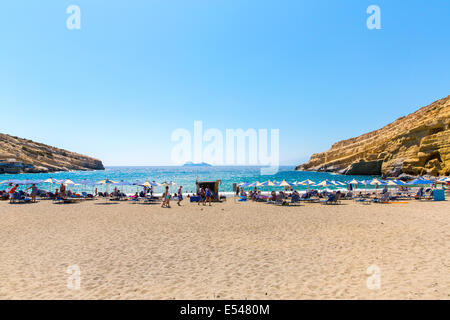 Kieselstrand Matala, Kreta. Matala ist berühmt für künstliche neolithischen Höhlen im Kalksteinfelsen geschnitzt geworden. Während t Stockfoto