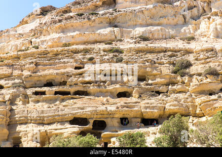 Kieselstrand Matala, Kreta. Matala ist berühmt für künstliche neolithischen Höhlen im Kalksteinfelsen geschnitzt geworden. Während t Stockfoto