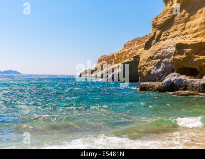 Kieselstrand Matala, Kreta. Matala ist berühmt für künstliche neolithischen Höhlen im Kalksteinfelsen geschnitzt geworden. Während t Stockfoto