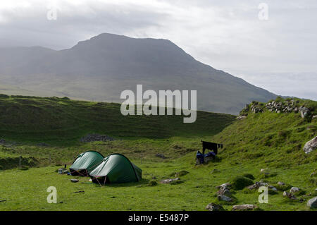 Zwei Hilleberg Akto solo-Rücken-Packung Zelte bei Harris Bay, UK, Schottland, Isle of Rum. Ruinsival in den Rum Cuillin Hills hinter. Stockfoto