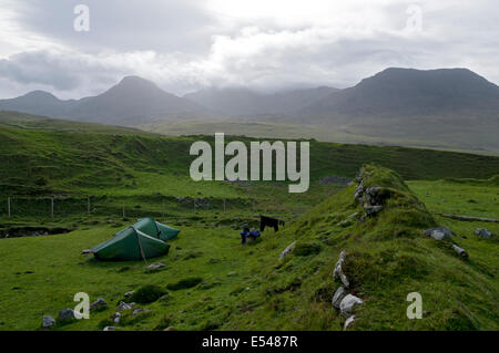 Zwei Hilleberg Akto solo-Rücken-Packung Zelte bei Harris Bay, UK, Schottland, Isle of Rum. Die Gipfel der Rum Cuillin Hills hinter. Stockfoto