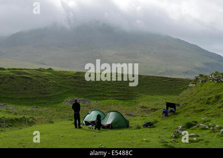 Zwei Hilleberg Akto solo-Rücken-Packung Zelte bei Harris Bay, UK, Schottland, Isle of Rum. Ruinsival in den Rum Cuillin Hills hinter. Stockfoto