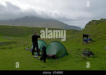 Zwei Hilleberg Akto solo-Rücken-Packung Zelte bei Harris Bay, UK, Schottland, Isle of Rum. Ruinsival in den Rum Cuillin Hills hinter. Stockfoto