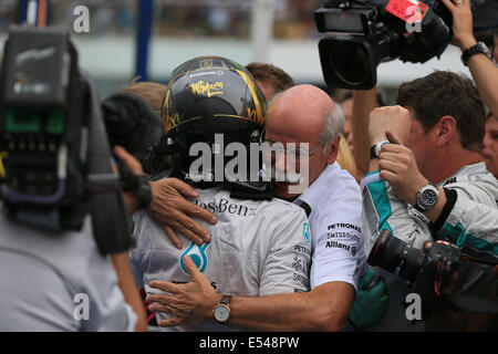 Hockenheim, Deutschland. 20. Juli 2014. Formel 1 Grand Prix von Deutschland.   Nico Rosberg von Mercedes AMG Petronas F1 Team gewinnt den deutschen Grand Prix mit Dr. Dieter Zetsche, Leiter Mercedes-Benz Cars und Vorstandsvorsitzender der Daimler AG Credit feiert: Action Plus Sport Bilder/Alamy Live News Stockfoto