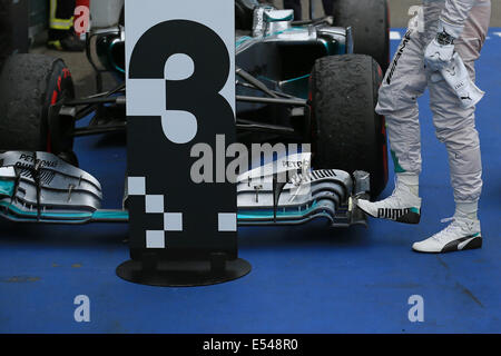 Hockenheim, Deutschland. 20. Juli 2014. Formel 1 Grand Prix von Deutschland.  Lewis Hamilton tippt den Frontflügel mit seinem Fuß nach Erhalt Schäden während des Rennens Credit: Action Plus Sport Bilder/Alamy Live News Stockfoto