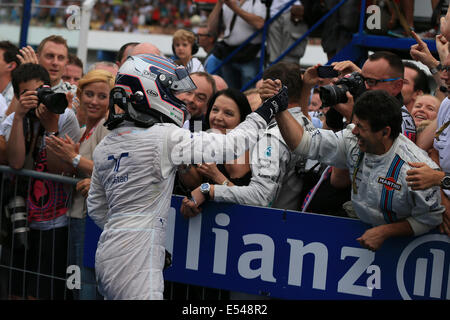 Hockenheim, Deutschland. 20. Juli 2014. Formel 1 Grand Prix von Deutschland.   Valtteri Bottas von Williams Martini Racing Team feiert seinen Podestplatz mit seinem Team Credit: Action Plus Sport Bilder/Alamy Live News Stockfoto