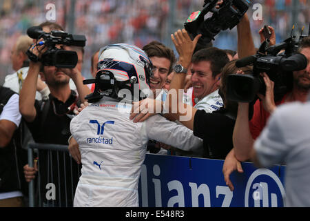 Hockenheim, Deutschland. 20. Juli 2014. Formel 1 Grand Prix von Deutschland.   Valtteri Bottas von Williams Martini Racing Team feiert seinen Podestplatz mit seinem Team Credit: Action Plus Sport Bilder/Alamy Live News Stockfoto