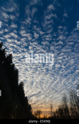 Dramatischen Sonnenuntergang Wolken stürmische weiße Schichten Stockfoto